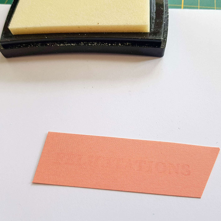Étape 3 : Embossage du message sur la carte de naissance
