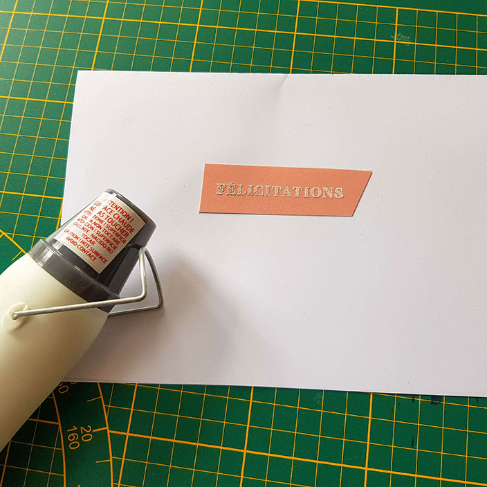 Étape 3 : Embossage du message sur la carte de naissance