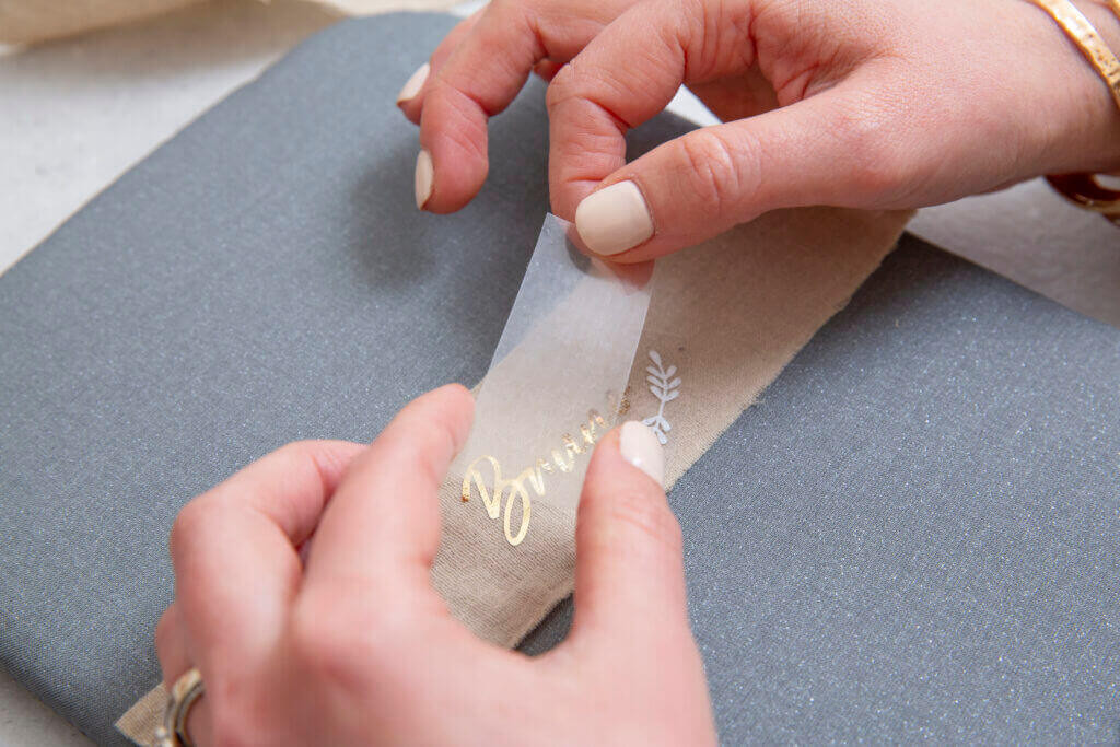 Transfert à chaud du sticker sur le tissu