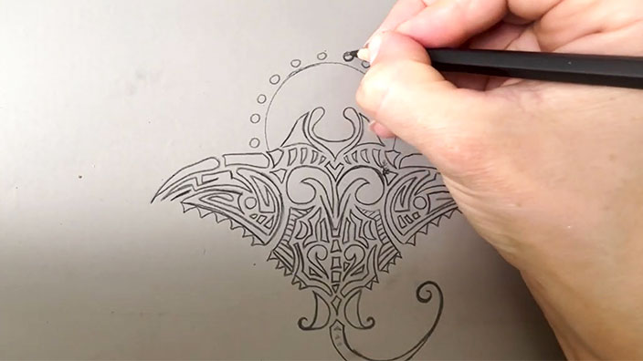 Dessiner le motif sur la plaque