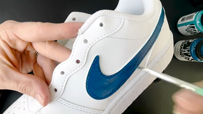 Préparer la chaussure et poser les couleurs de fond