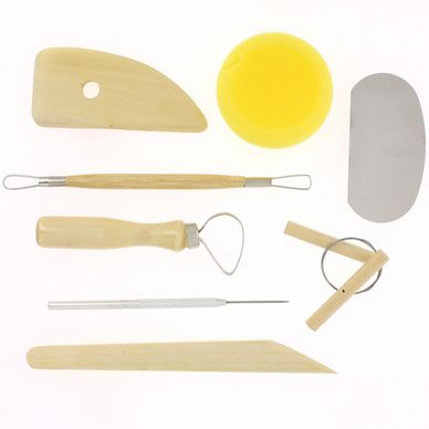 Assortiment de 8 outils pour potier : estèque, ébauchoir, fil à découper, mirette