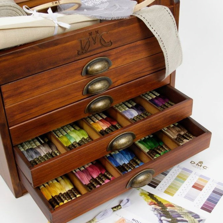 Meuble vintage en bois avec 500 coloris de Mouliné - DMC - Rougier et Plé