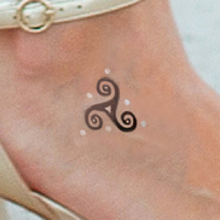 Petite pierre à tatouage Triskell - Ladot - Rougier et Plé