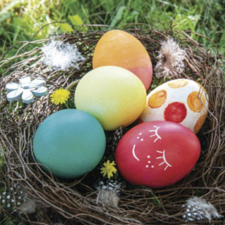 Véritables oeufs de Pâques décorés au colorant alimentaire