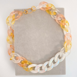 Collier en mailles colorées en acétate