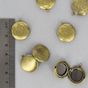 Médaillon rond à ouvrir métal avec fleur gravée or - 20 mm